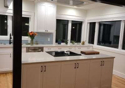 An open kitchen design featuring white cabinets with black accents, perfect for modern living.